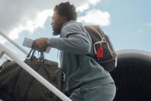 尼克斯官方发布球员登机照 “小熊”亚布塞莱翘臀格外抢眼