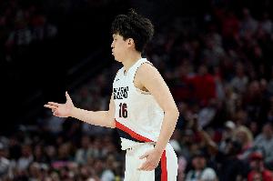 媒体人：杨瀚森最后2记三分弥足珍贵 是他未来关键时刻上场的基础