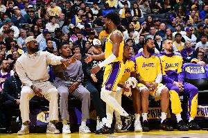 里夫斯：布朗尼在NBA打首发 詹姆斯却被下放G联盟了 很有意思