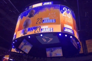 美媒：赛前球员介绍环节 詹姆斯让东契奇最后一个压轴出场