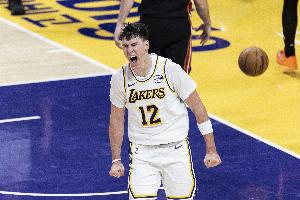 人到球到！东契奇送精彩直塞 拉拉维亚接球顺下起飞暴扣