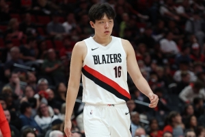 9分5板3助1帽！解说：今天有想给杨瀚森排队道歉的么？ ！