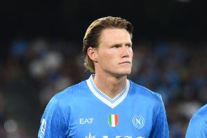 镜报：麦克托米奈落场签名球衣卖出24000万欧