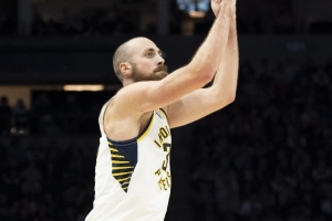 攻防都奇兵！赫夫替补27分钟 13中7&三分9中4砍20分5板4助3帽