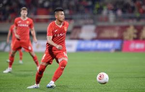 重庆铜梁龙发售黄希扬冲超纪念围巾，印有“中超，还给你们了”