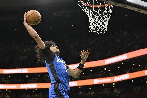 重锤火花！萨格斯边线发球送抛传 布莱克腾空暴起双手空接砸扣