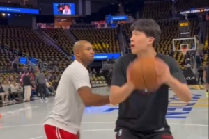 今天能有多少时间？杨瀚森赛前热身 对抗后勾手+暴扣 三分7中7