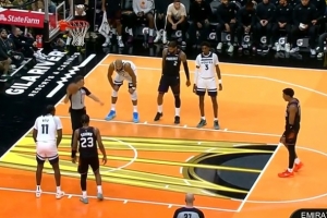 吓人呀！邓恩空切单臂要隔扣被戈贝尔犯规 平拍在地好在无碍