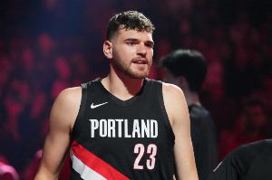 太狠了哥！库里第二节连训克林根三个三分 后者毫无办法