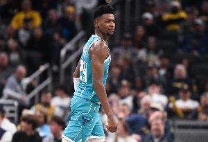 复出状态不错！布兰登·米勒快攻中接球展翅翱翔 起飞暴扣