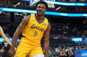 南湾湖人击败圣克鲁兹勇士 布朗尼11投7分3板8助 阿杜12分4板4助