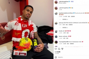 场边见证队友戴帽！加布社媒晒身穿埃泽球衣旧照：‍♂️