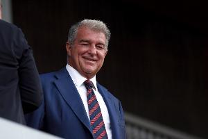 每体：巴萨全队登机前往英格兰，北京时间明天凌晨开赛前发布会