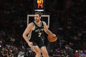 内线中流砥柱！科内特半场3中3拿到8分4板1帽 正负值+12