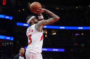 硬解！英格拉姆侧翼接球 顶着防守漂移强投三分压哨命中