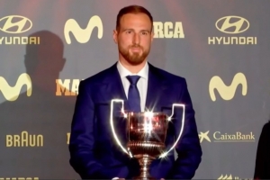 马竞门将奥布拉克领取24-25赛季萨莫拉奖，已是生涯第6次获奖