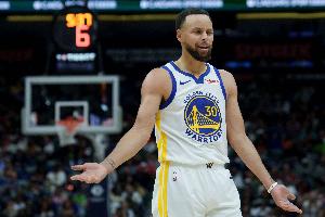 球感无敌！库里反跑过掉乔治 接球高打板挑篮越过努尔基奇命中！