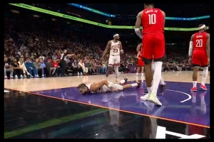 跟龙哥比还太嫩！小贾巴里突破干翻狄龙 被吹进攻犯规但并未升级