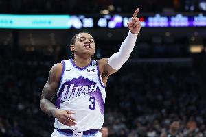 基昂特·乔治首节三分4中4爆砍15分 大空位三分命中科尔生气暂停