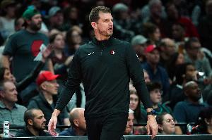 解说：领先20分只让小杨最后几分钟登场 斯普利特今天表现不太好