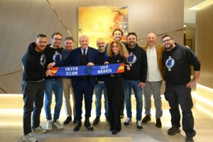 蓝黑无国界！马洛塔、曾加与西班牙的国米球迷俱乐部成员会面合影