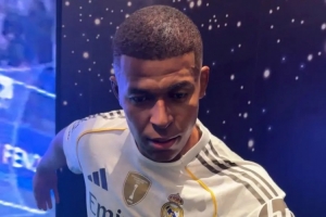 马卡：迪拜的“皇马世界”主题公园迎姆巴佩蜡像，已成热门打卡点