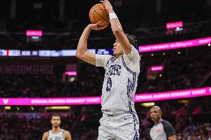 板凳发威！魔术半场替补合计贡献49分 布莱克独得27分