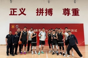 翟晓川晒球队合影：又是一年CBA体测 保持训练就会有好的结果！