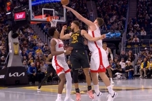 太骚了！库里顶着阿门&申京不看人脑后妙传 理查德后仰压哨中投