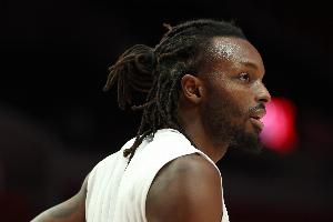 暗渡陈仓！格兰特底线突破 迎着2人防守单臂暴扣震起替补席