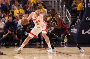 对位追梦很难受！申京上半场11中4拿到9分3板2助 正负值-21