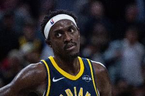 毛躁了！西亚卡姆抢篮板犯规 半场结束前领到个人第四次犯规