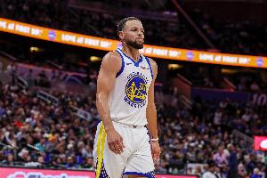 末节在犯罪！库里13中4得14分7板5助6失误 最后因伤提前离场