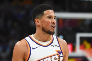 布克：下一场比赛想赢下雷霆 这对我们来说是一次很好的测试