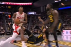 阿门撞倒库里&后者阻挡犯规！美勇蜜：库里受伤了 阿门真烦人