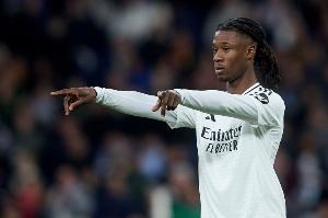 记者：卡马文加返回更衣室时在与队医交流，塞巴略斯已经热身