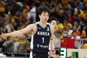 中国男篮落后13分！韩国核心李贤重半场砍下20分6板 三分球8中6
