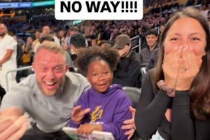 温馨一幕！网友晒詹姆斯在近日比赛末段主动把手环送给场边小球迷