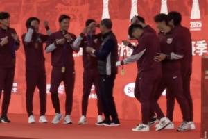 上海海港举行夺冠庆功仪式，武磊、张琳芃等球员为徐根宝佩戴奖牌