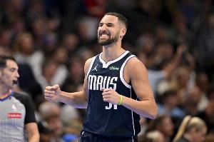 看家本领！克莱外弹弧顶接球 速射三分稳稳命中