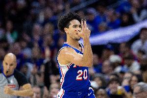 打得可以！麦凯恩半场8中3拿到10分3板1助1断 正负值+16