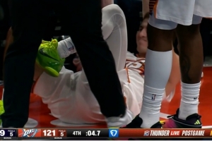 就差一点！吉莱斯皮飞身抢断可惜没能断下 磕到腿下场