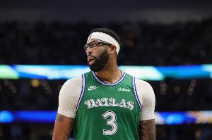 拿到复出首分！小内姆哈德虚晃后抛传 助飞浓眉空接暴扣！