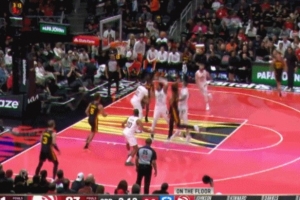 组织前锋！杰伦·约翰逊杀到中路油漆区 一个抛传助盖耶起飞暴扣