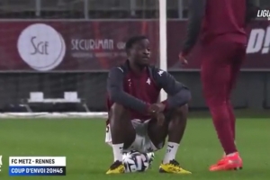 不满自己无缘首发！梅斯后卫赛前拒绝参加热身，坐在足球上不动弹