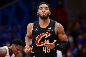 望无大碍！米切尔强攻不中 落地时摔倒撞上篮架