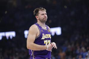 东契奇外线连续虚晃后突破 弗拉格一路“护送”前者轻松上篮！