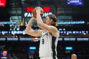 跌宕起伏！奥利尼克弧顶三分稳稳命中反超比分！马刺最多落后18分