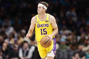 拔起来就投！里夫斯借掩护命中三分 弗拉格有追尾犯规嫌疑