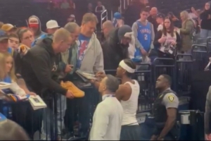 来者不拒！亚历山大赛前为主场球迷签名 球迷排起了长队